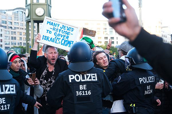 Eine Palästina-Solidaritätsdemonstration auf dem Potsdamer Platz in Berlin, 15. Oktober 2023. Die Polizei löste die Demonstration kurz nach ihrer Genehmigung auf.