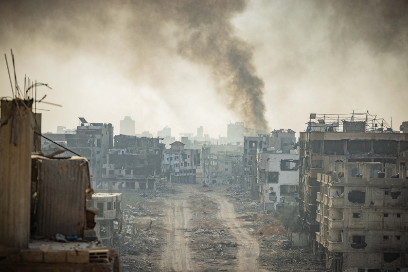 Rauch steigt auf nach israelischen Luftangriffen in Beit Lahia, im nördlichen Gazastreifen, 28. Dezember.2023 (Yonatan Sindel/Flash90)